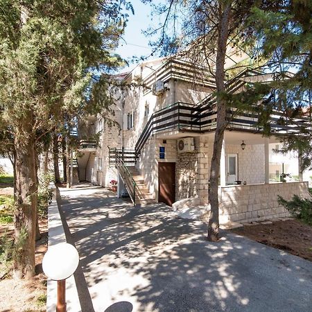 Apartments Pinija Supetar Exterior photo